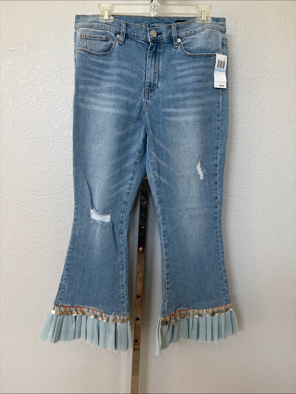 BlankNYC-Women’s Medium Wash Cropped Embellished Ruffle Hem Jeans size 31 NWT